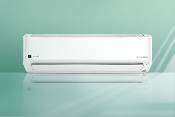 Máy lạnh Sharp ghi điểm với lối thiết kế tinh giản, các đường nét gọn gàng và góc cạnh mạnh mẽ